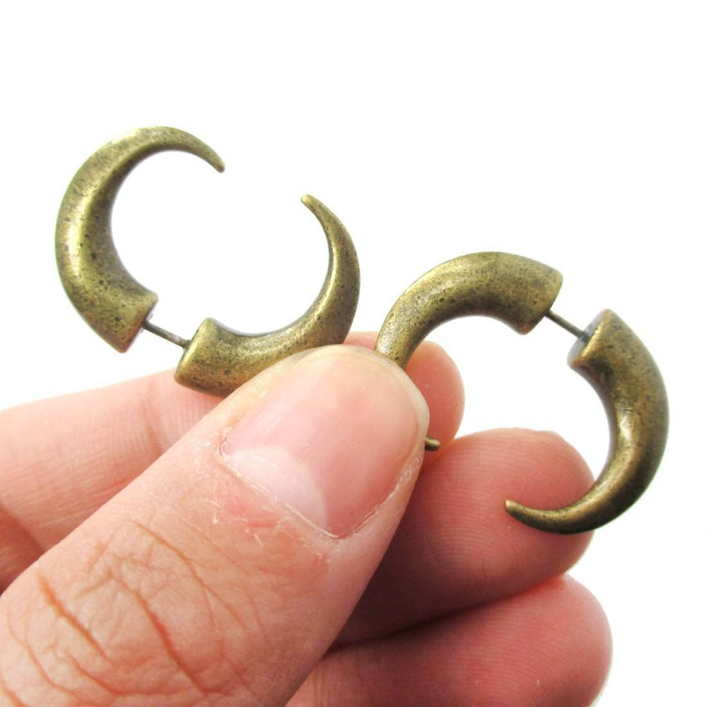 https://www.animal-jewelry.com/cdn/shop/products/fake-gauge-earrings-unisex-spike-hook-shaped-front-and-back-stud-earrings-in-brass_cae0e3bd-8e9e-49d2-8c17-be418e4a0187_1000x.jpg?v=1507912028