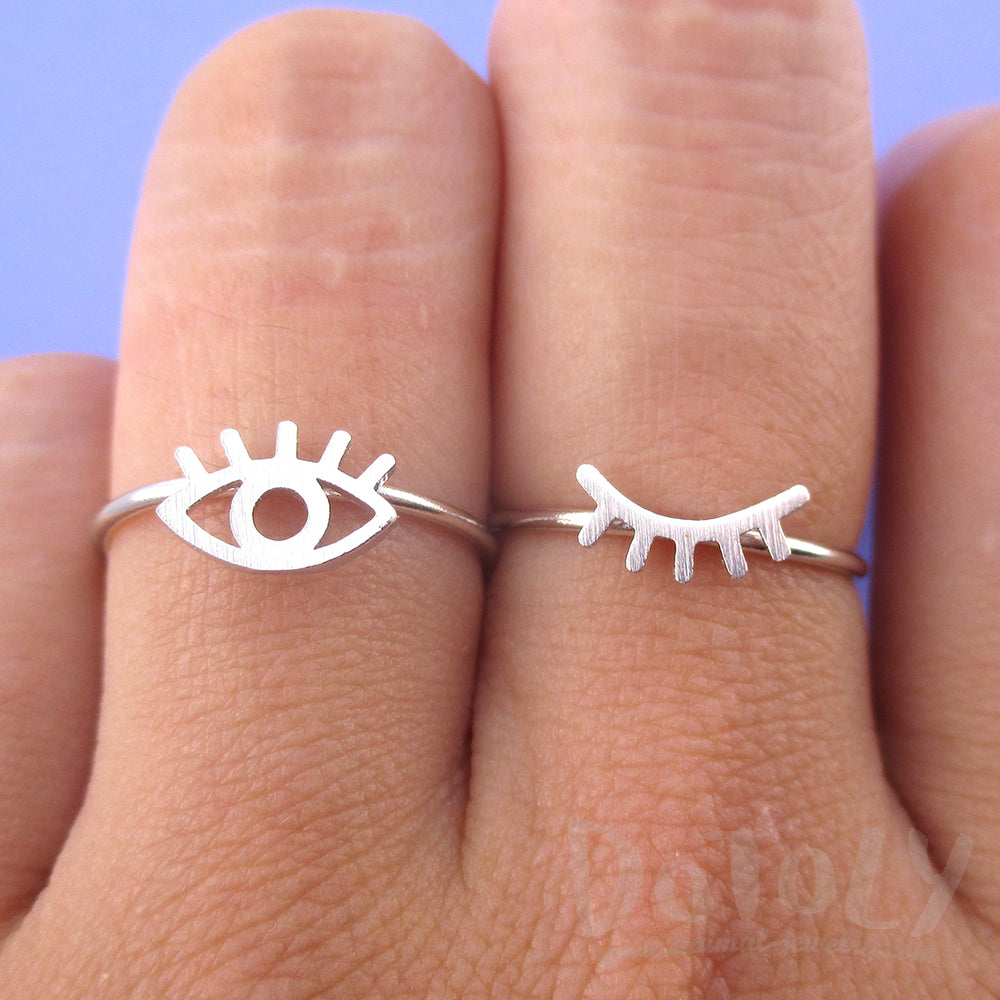 https://www.animal-jewelry.com/cdn/shop/products/wink-wink-one-eye-open-one-eye-closed-shaped-2-piece-set-adjustable-rings-silver_1000x.jpg?v=1569163326